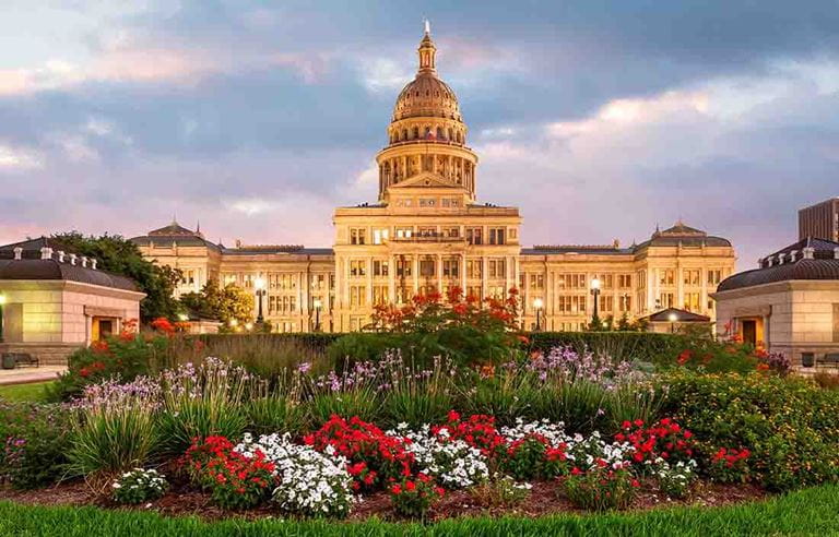 View of garden in front of the US Capitol building.